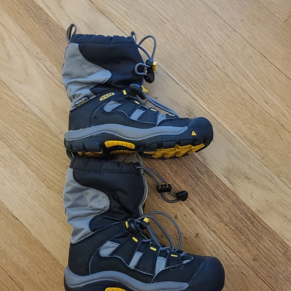 10 toddler keen waterproof winter boots - Picture 1 of 4